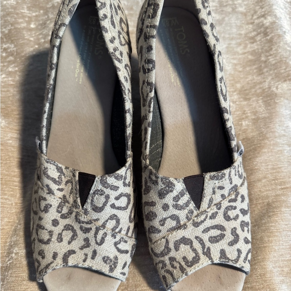 Toms Cream and Black Espadrilles Slip-On Shoes